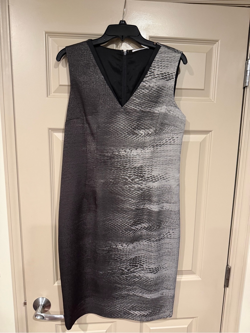 NWOT. Never Worn. T Tahari Sleeveless V-Neck Gray Patterned Sheath Dress